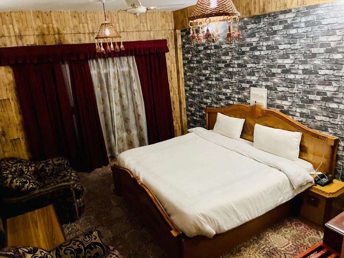 Hotel International Srinagar Exterior photo